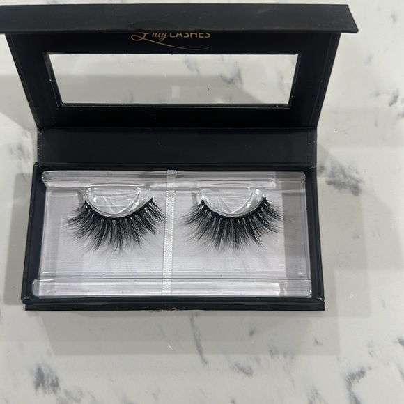 $11 🌙 Lily Lashes Faux Mink Lashes In MIAMI Celebrity FAV BESTSELLER NEW - Picture 2 of 4
